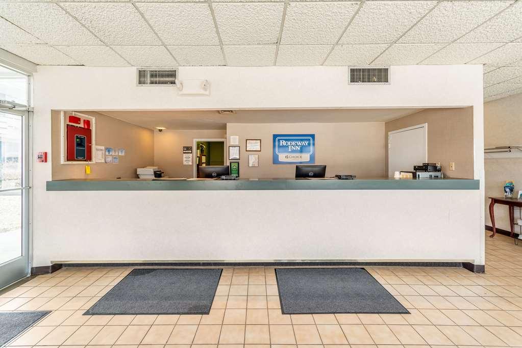 Quality Inn & Suites Vandalia Near I-70 And Hwy 51 Интериор снимка